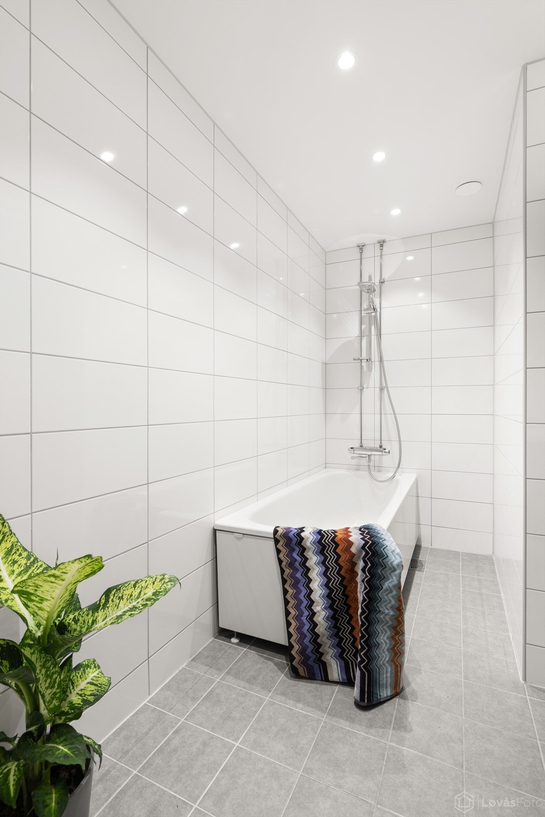 Baderom av god størrelse. I forbindelse med våtromsrehabiliteringen ble også alt av felles røropplegg og soilrør til kjøkken og bad/wc skiftet. Galleribilde