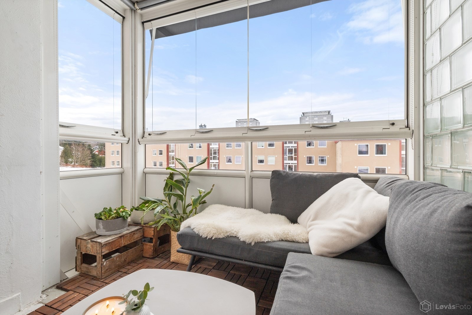 Her kan du nyte optimale solforhold, sene sommerkvelder og hyggelig utsyn mot frodige og grønne omgivelser. Balkongen er vendt mot syd/sydvest. Galleribilde