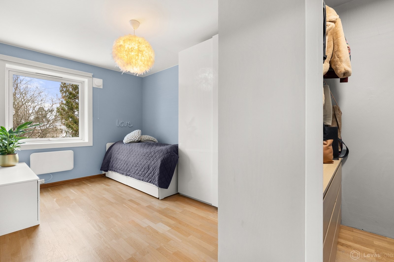 Det er også eget walk-in closet tilknyttet rommet. Galleribilde