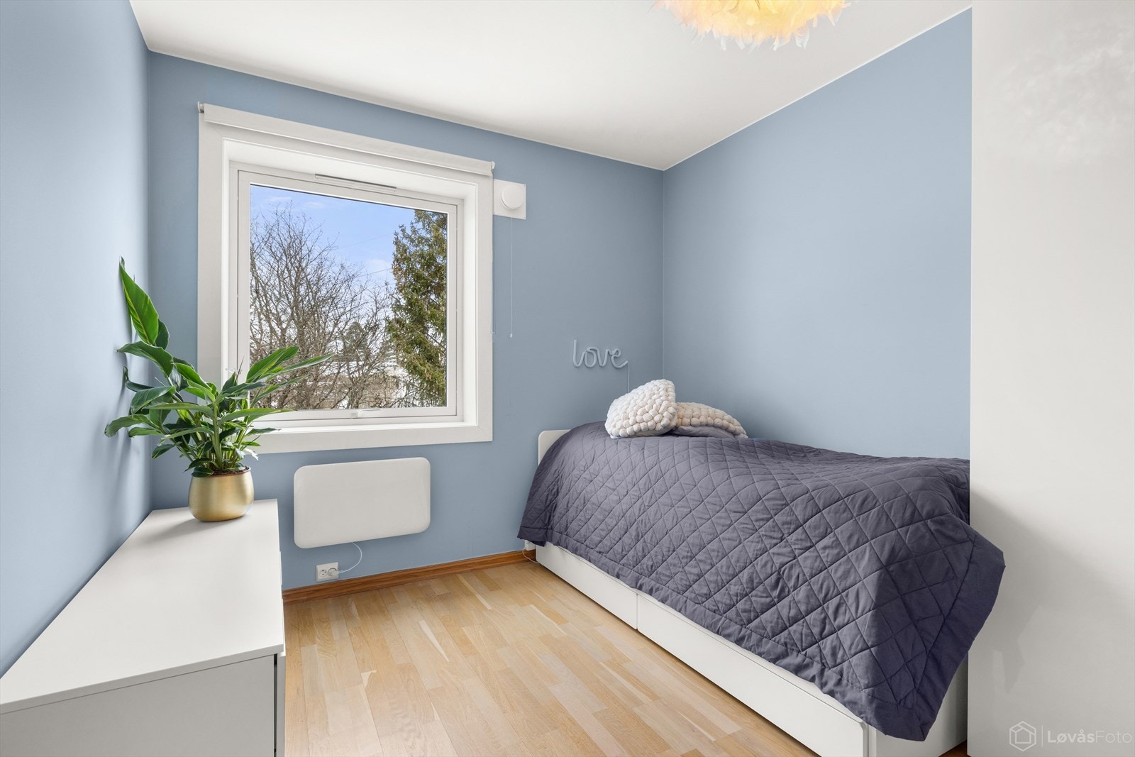 Hovedsoverommet | Rommet er av god størrelse med plass til dobbeltseng og tilhørende nattbord. Galleribilde