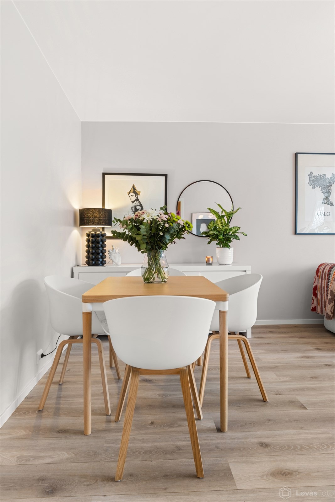 I stue er det god plass til spisegruppe. Galleribilde