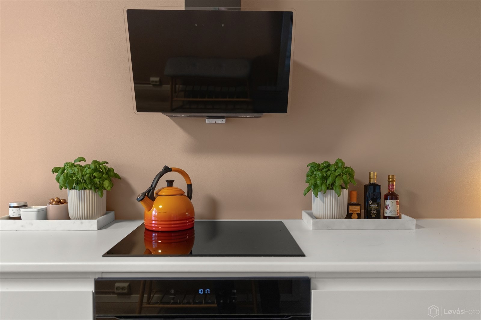 Kjøkkenet har integrerte hvitevarer som komfyr, platetopp, oppvaskmaskin og kjøl/fryseskap. Det er opplegg for vaskemaskin. Galleribilde