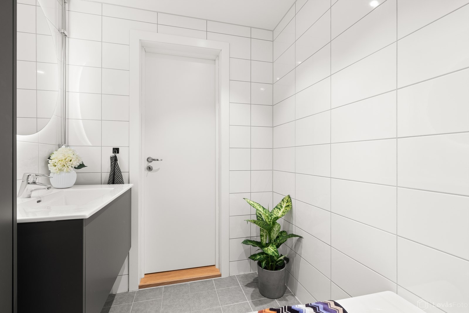 Downlights i himling skaper en lun atmosfære. Varmekabler i gulv. Akonto varmtvann er inkludert i felleskostnadene. Galleribilde