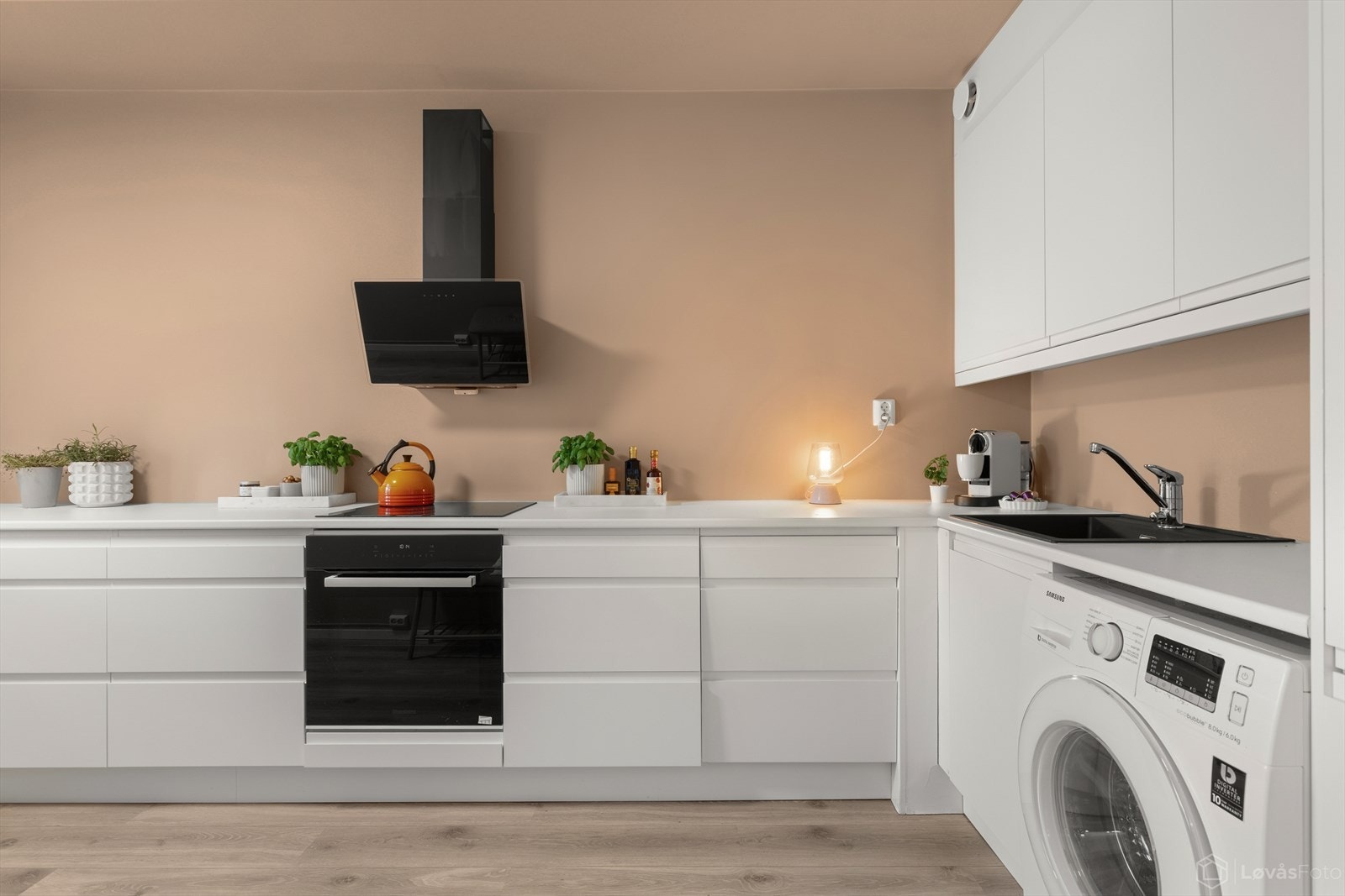 Kjøkkenet har rikelig med oppbevaringsplass i over- og underskap. Det ble lagt ny innmat i sikringsskap og nye kurser til kjøkken i 2017. Galleribilde