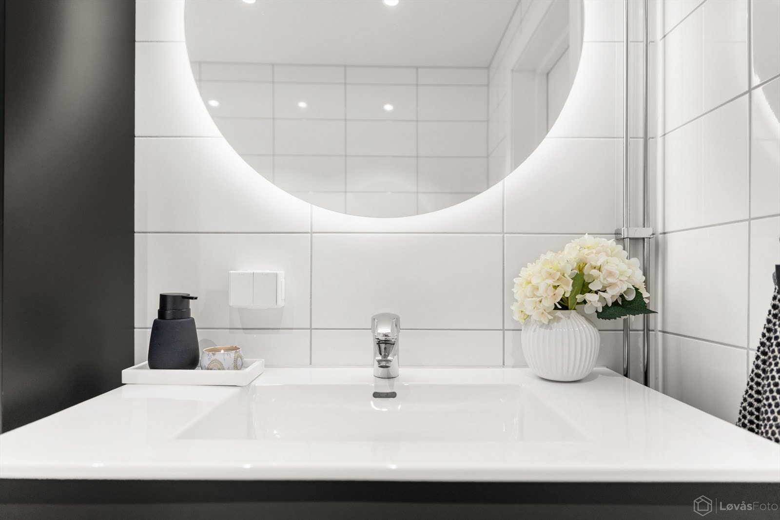 Badet har lekre detaljer og materialvalg. Oppgradert med nye overflater, nytt sluk, røropplegg og membranløsninger i 2021. Galleribilde