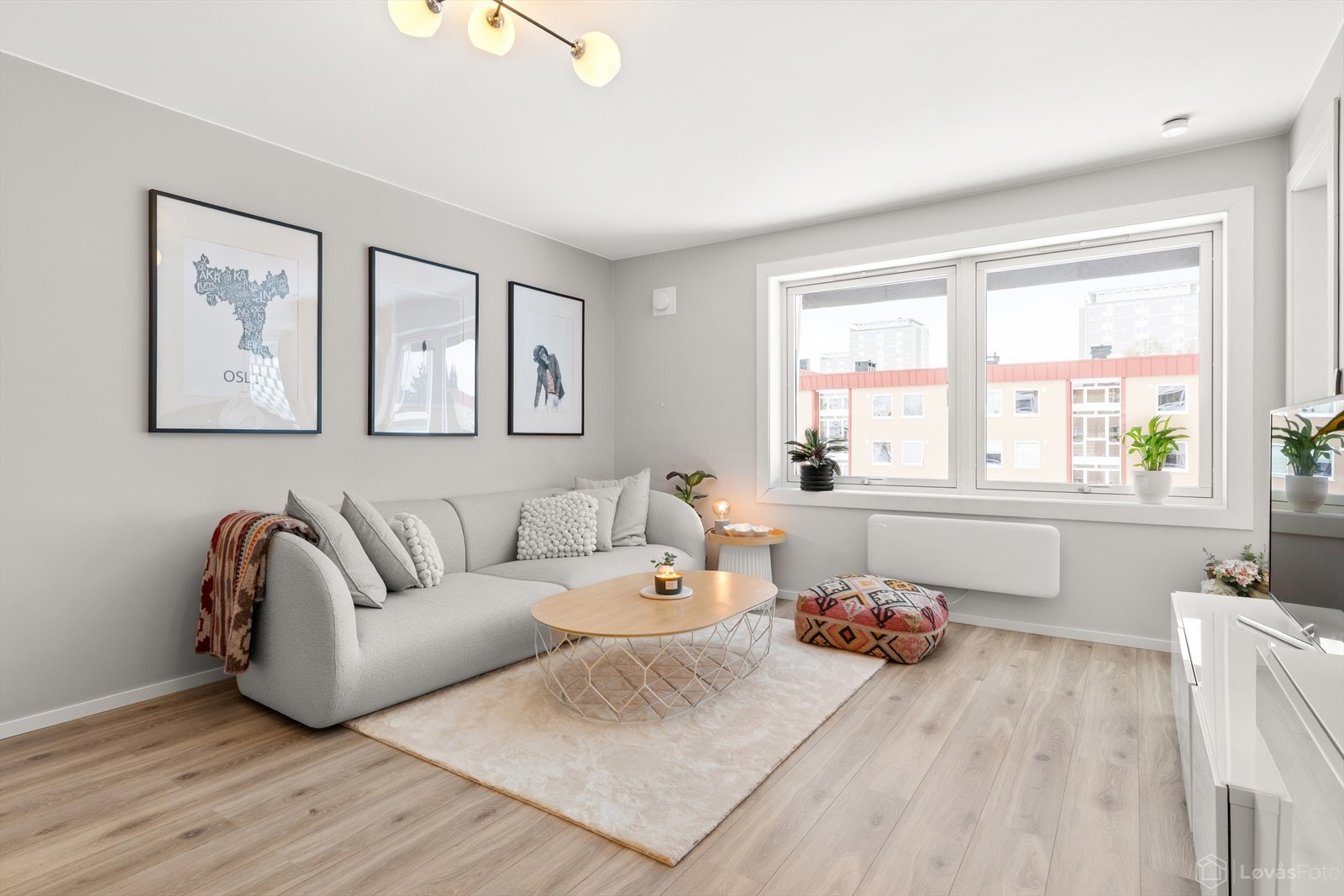 Lys og innbydende stue med god plass til spiseplass, sofagruppe og tv-seksjon. Galleribilde