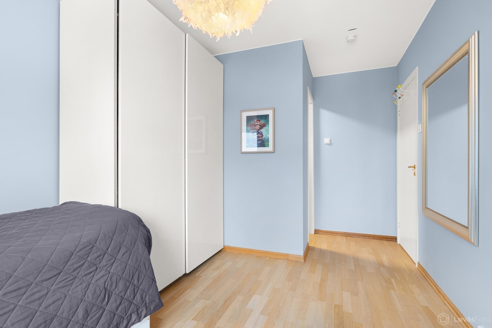 Rommet har praktisk garderobeløsning. Galleribilde