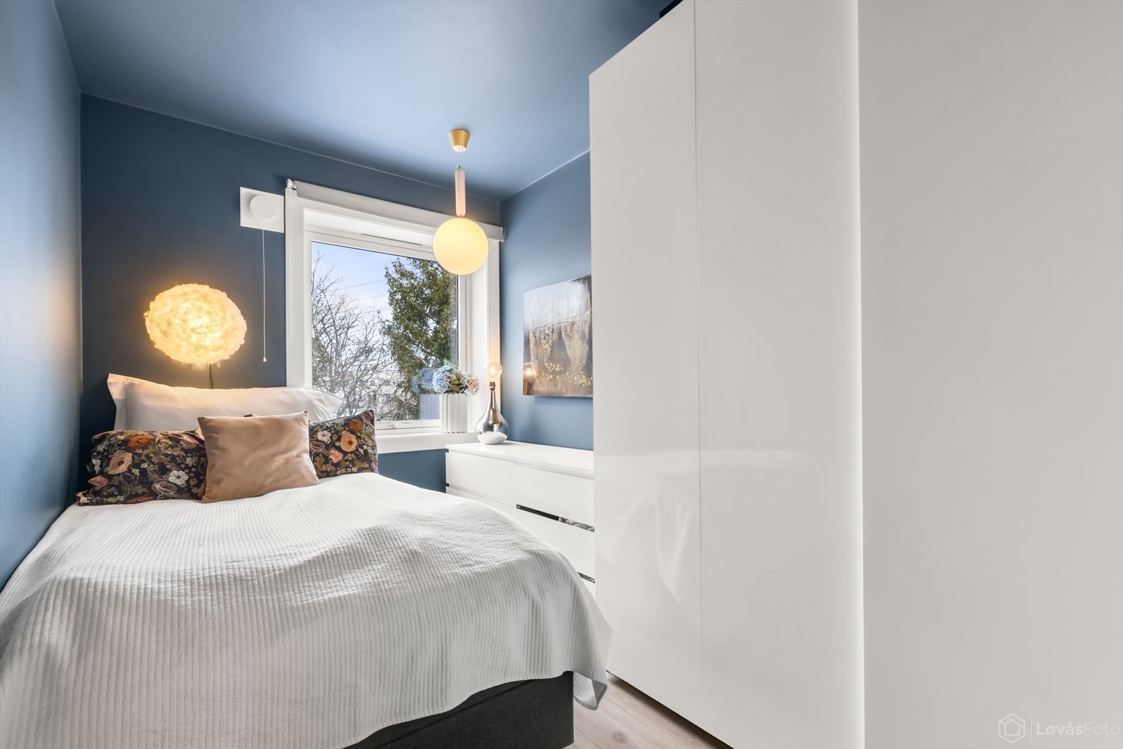 Rommet har praktisk garderobeløsning. Galleribilde