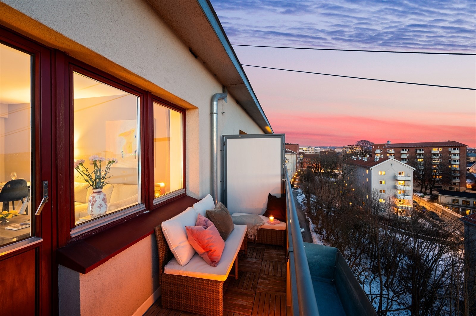 Fra stuen er det utgang til en herlig balkong med gode solforhold og fantastisk utsikt. Galleribilde