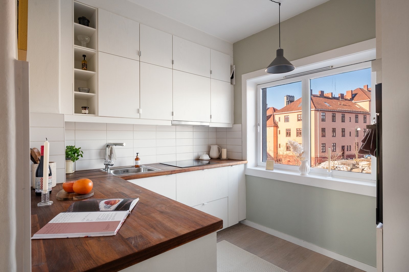 Her kan du nyte matlaging i fred og ro adskilt fra stuen. Galleribilde