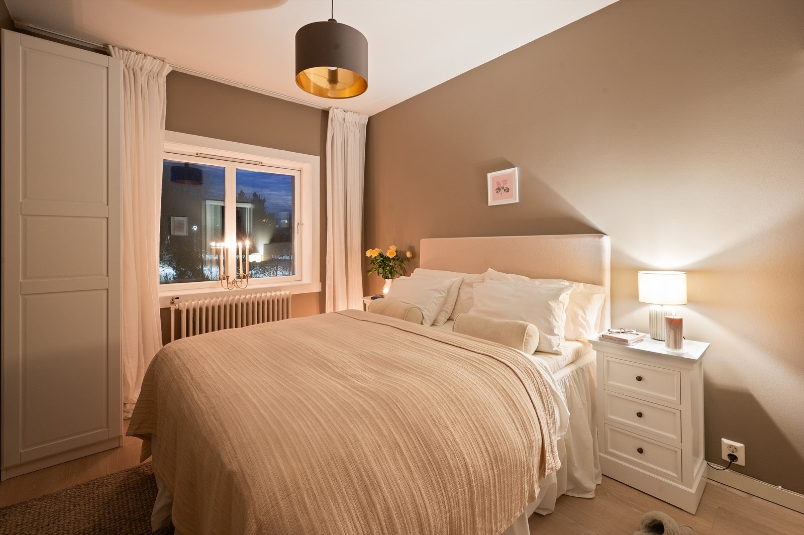 Soverommet er romslig med god plass til nattbord på hver side. Galleribilde