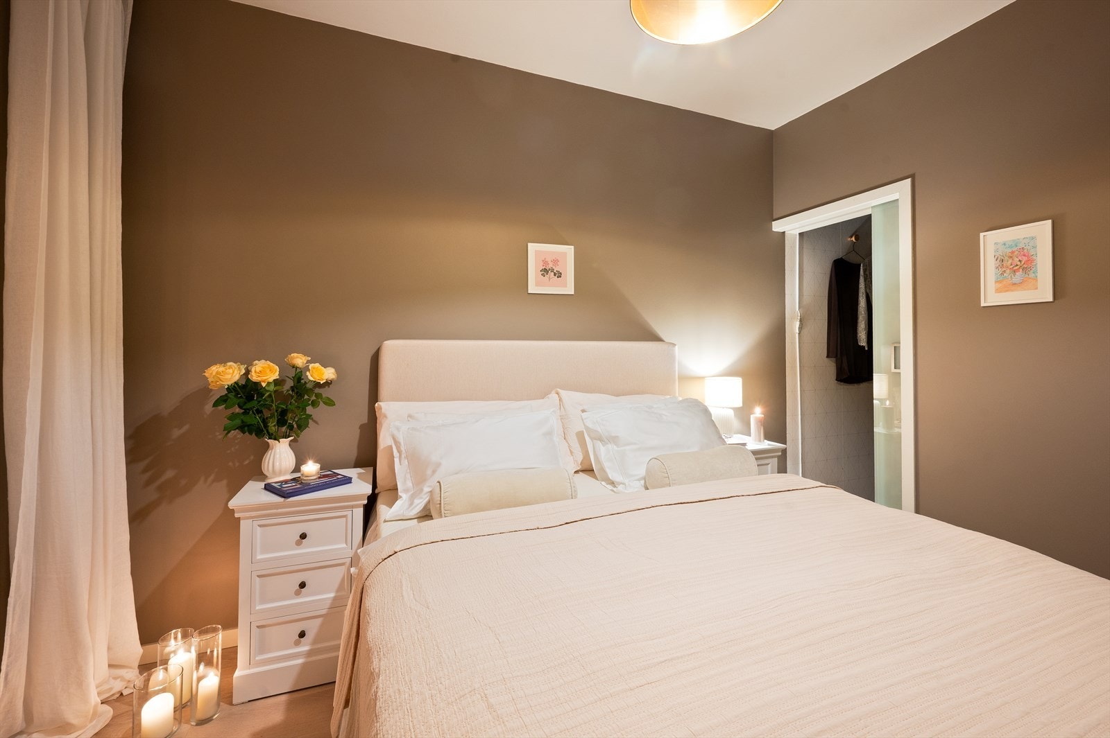 Fra rommet er det direkte tilgang til et separat og funksjonelt walk-in closet på ca 2,7 kvm, avskjermet med skyvedør i frostet glass. Galleribilde