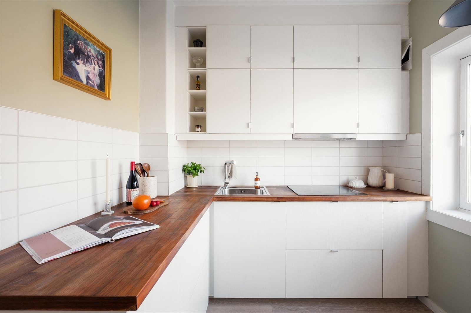 Benkeplaten er i valnøttfinér, ca. 36 mm tykk, og har nedfelt oppvaskkum i rustfritt stål med ettgreps armatur med sving- og uttrekksfunksjon. Galleribilde