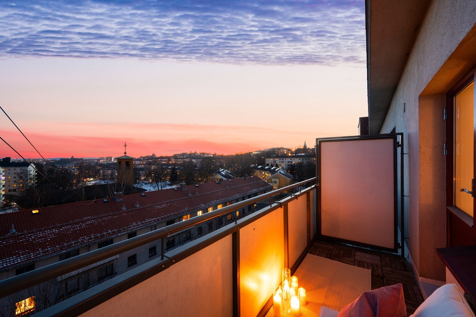 Balkongen blir en fin forlengelse av stuen på fine sommerdager. Galleribilde