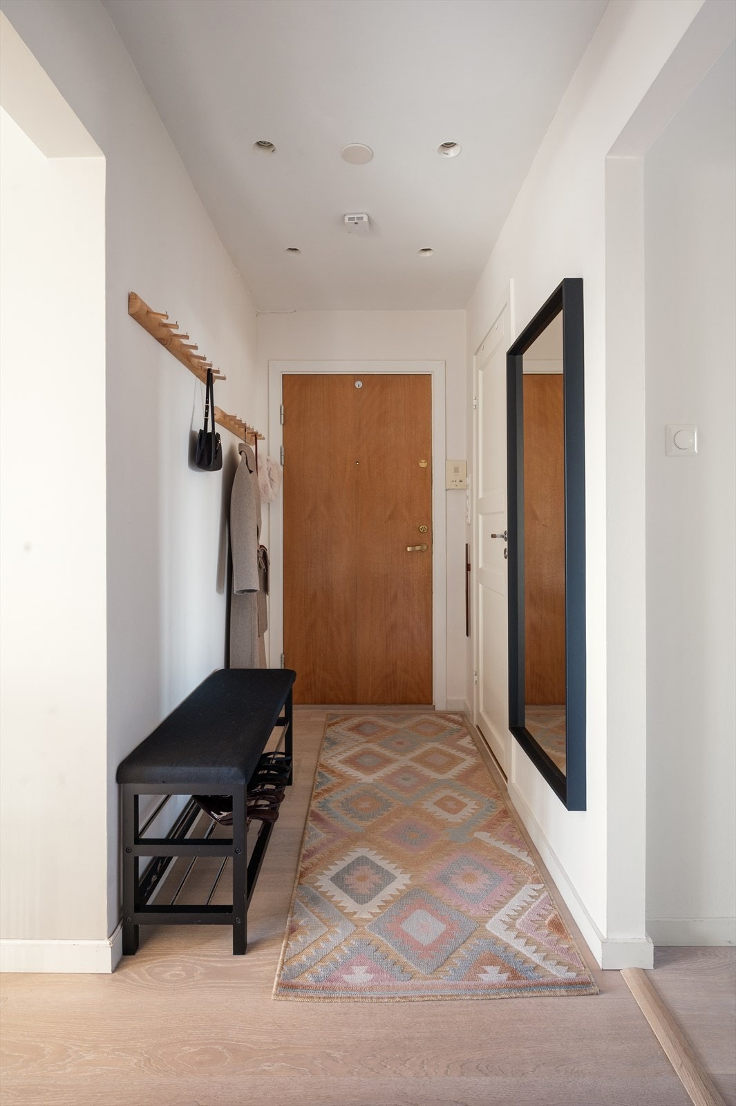 Entréen er plassert sentralt i leiligheten og gir adkomst til samtlige rom. Arealet har plass til knagger for yttertøy, samt kommode eller annet oppbevaringsmøbel. Galleribilde