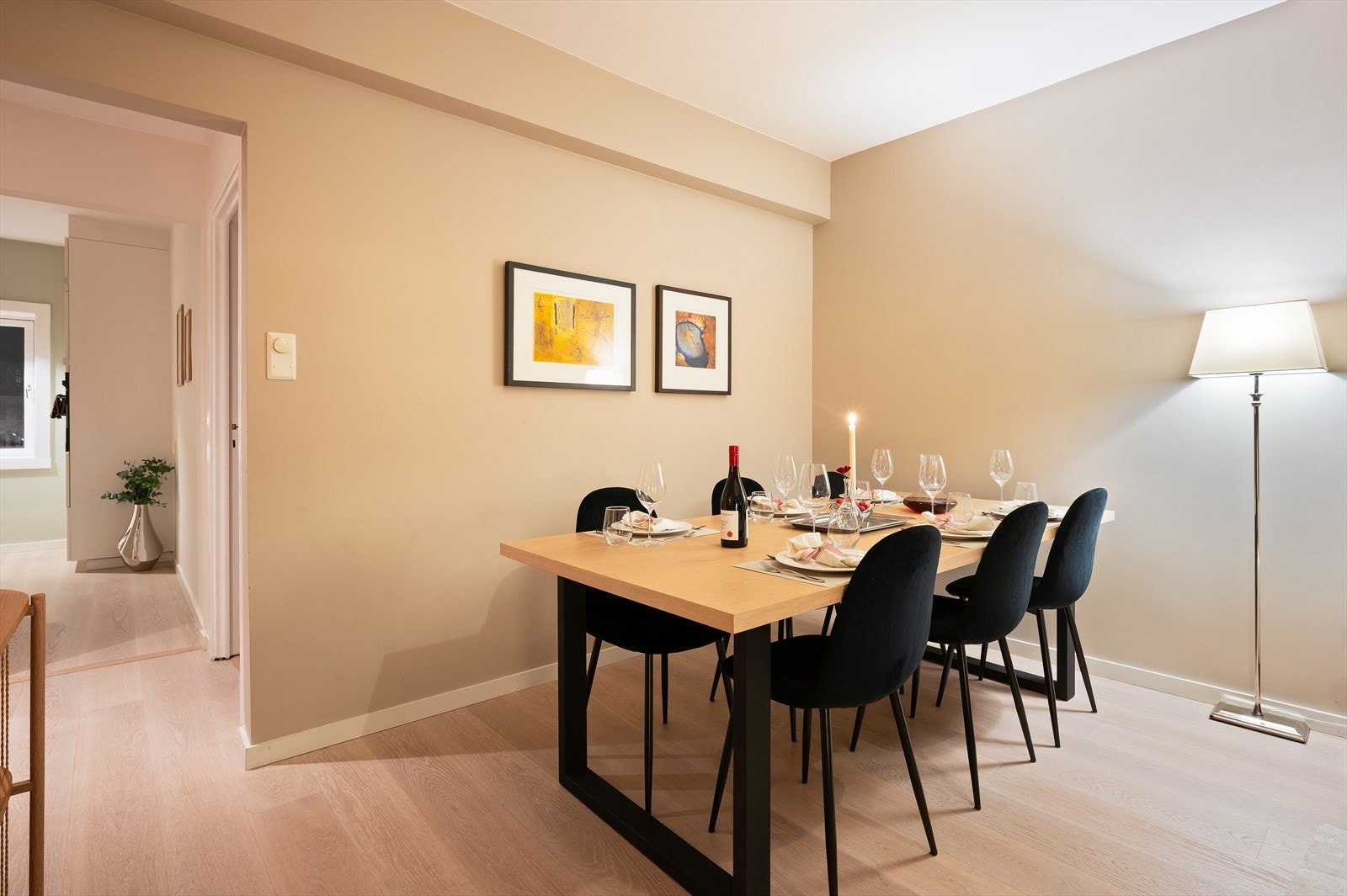 Her er det god plass til å invitere venner og familie til hyggelige sammenkomster. Galleribilde