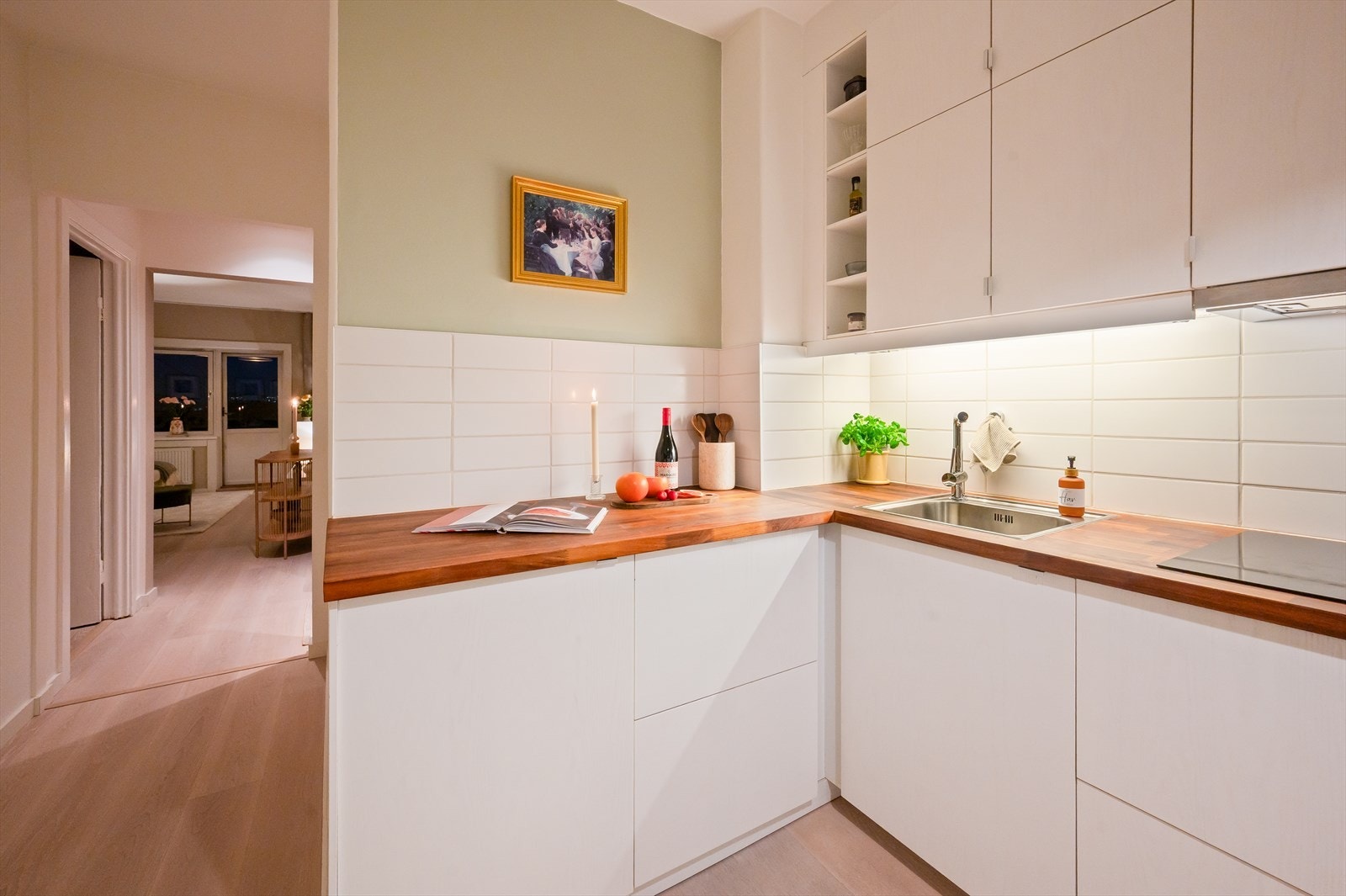 Flott IKEA kjøkken montert i 2015, utformet med lyse fronter og håndtak i stål som gir et rent uttrykk. Galleribilde