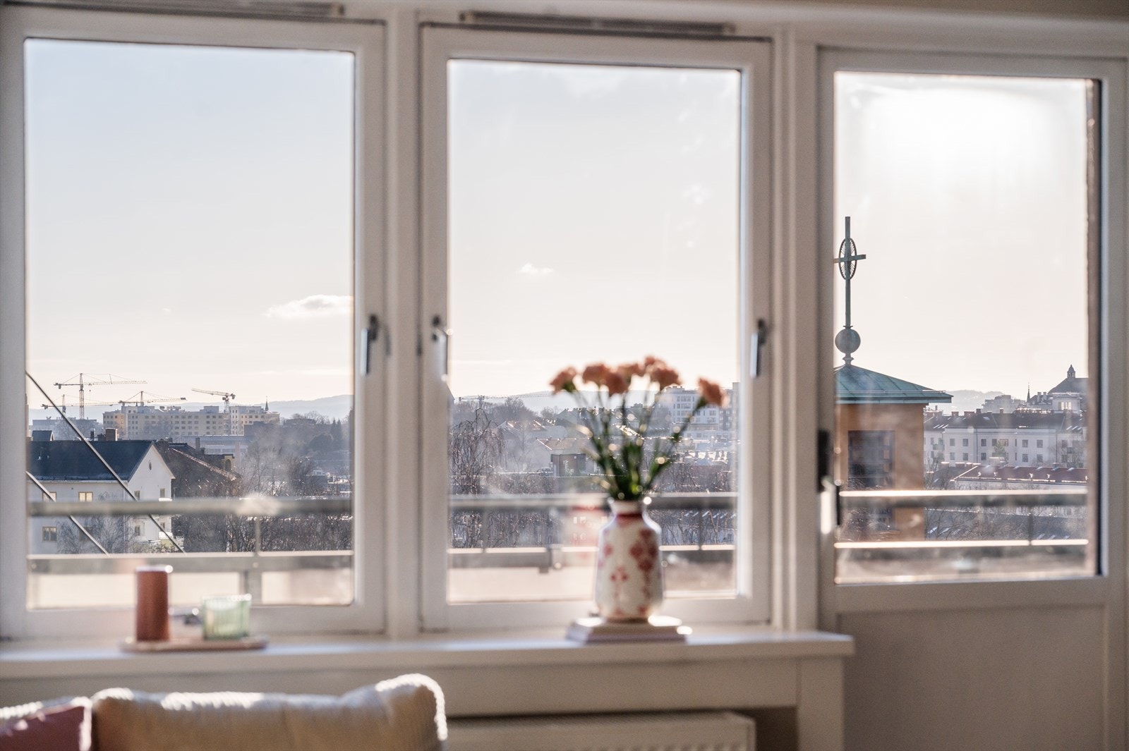 Store vinduer slipper inn rikelig med naturlig lys og rammer inn den nydelige utsikten. Galleribilde