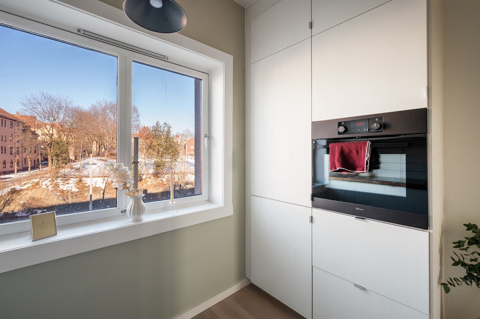 Hvitevarene er integrert og omfatter kombiskap for kjøl og frys, stekeovn, oppvaskmaskin, vaskemaskin samt platetopp med kullfiltervifte plassert over kokesonen. Galleribilde