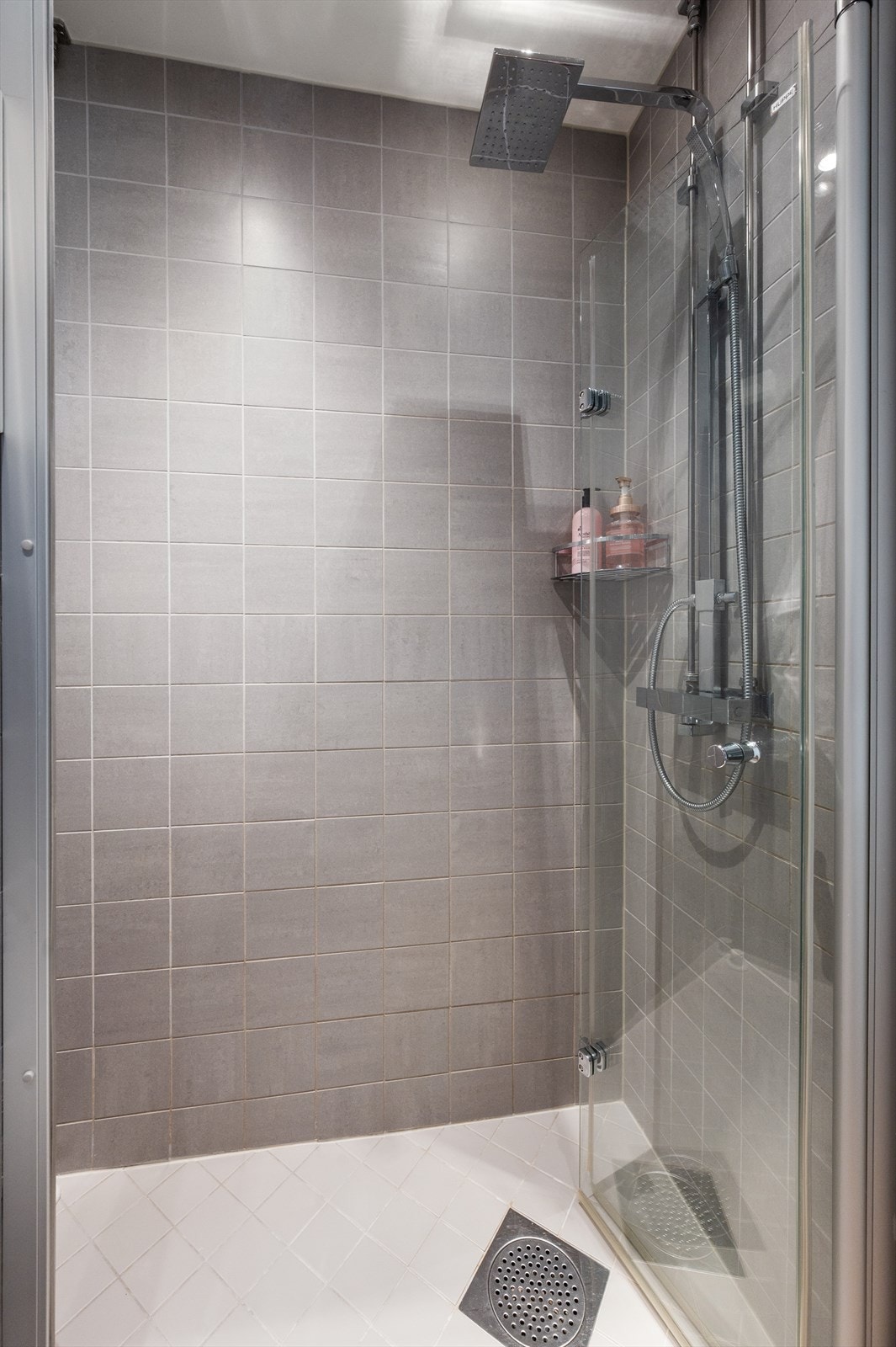 Rommet har dusjsone med innfellbare glassdører og armatur med ettgreps løsning og to dusjhoder. Galleribilde