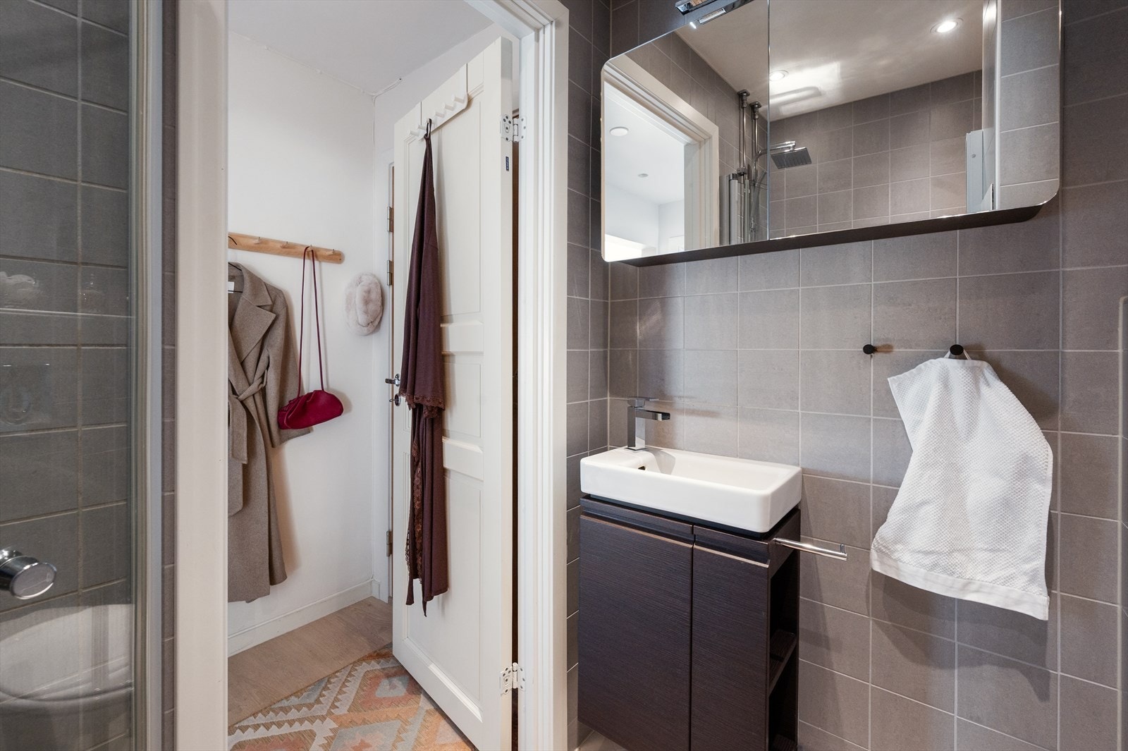 Badet ble oppgradert i 2013 og fremstår som funksjonelt og godt utstyrt. Elektriske varmekabler i gulvet. Galleribilde