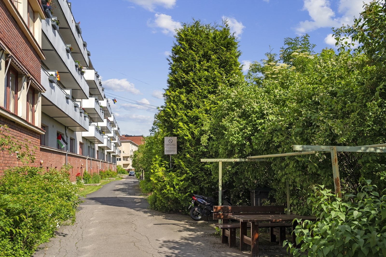 Leiligheten ligger fint til i øverste etasje i bygningen og vender mot rolige, grønne omgivelser. Galleribilde