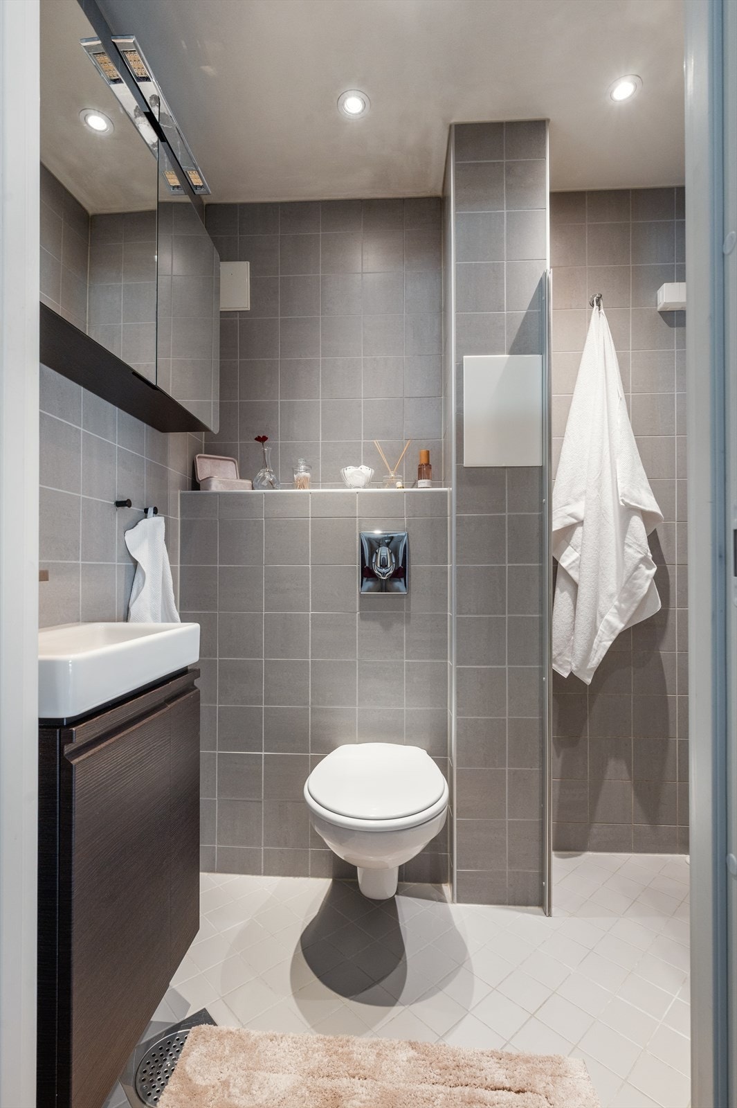 Innredningen består av vegghengt toalett og servantskap med mørke, laminerte fronter i treimitasjon, toppet med hvit servant og ettgreps armatur i rustfritt stål fra New Form. Galleribilde