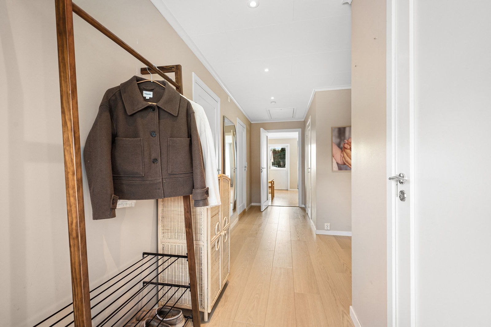 Leiligheten har godt med lagringsplass med en utvendig bod samt mye lagring på kaldloftet. Galleribilde