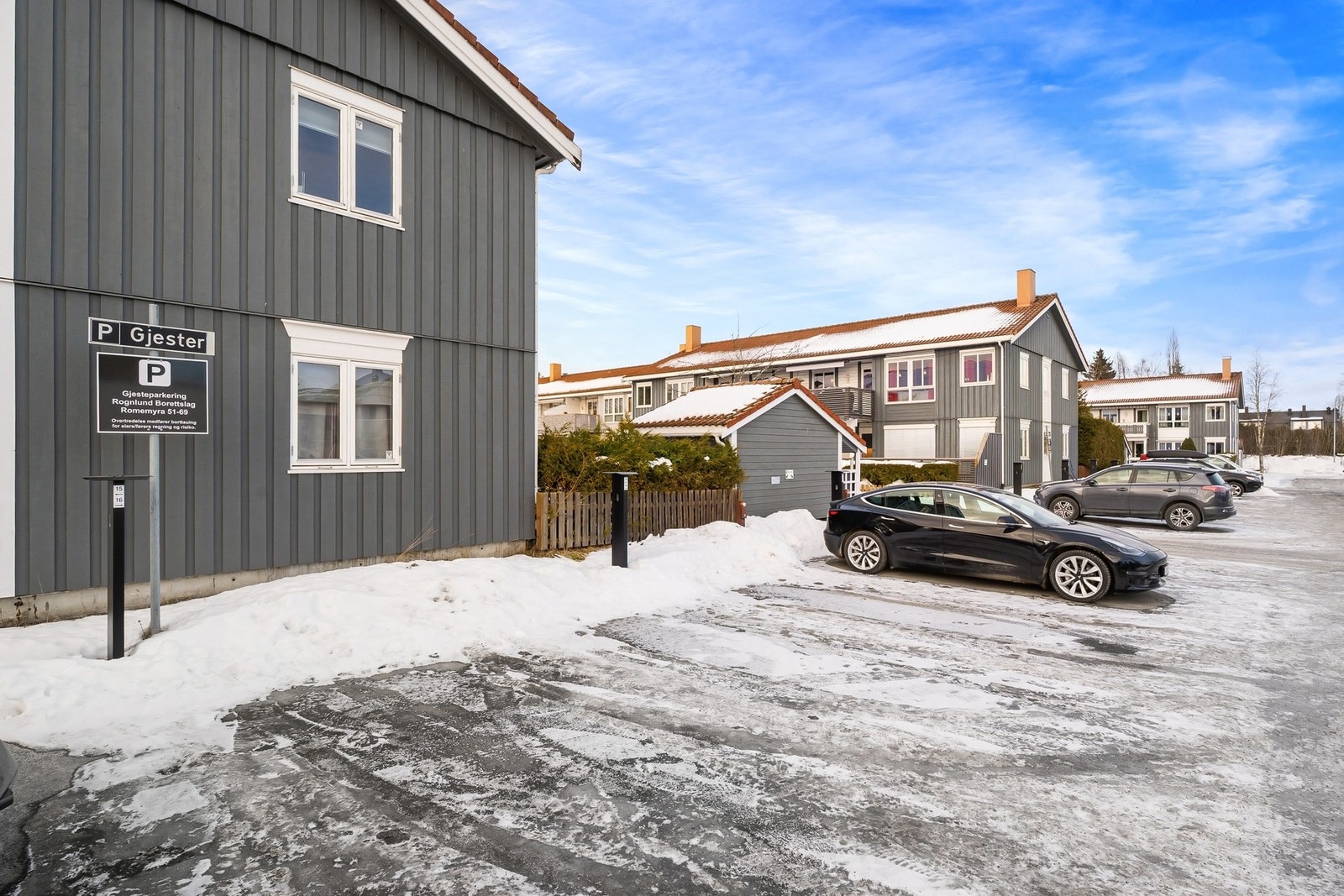 Borettslaget har godt med gjesteparkeringer. Galleribilde