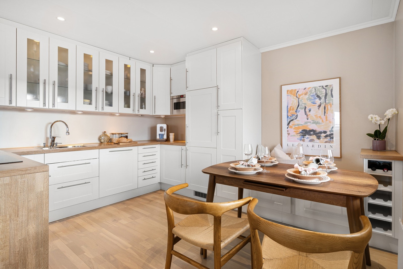 Romslig kjøkken med god plass til spisebord. Galleribilde