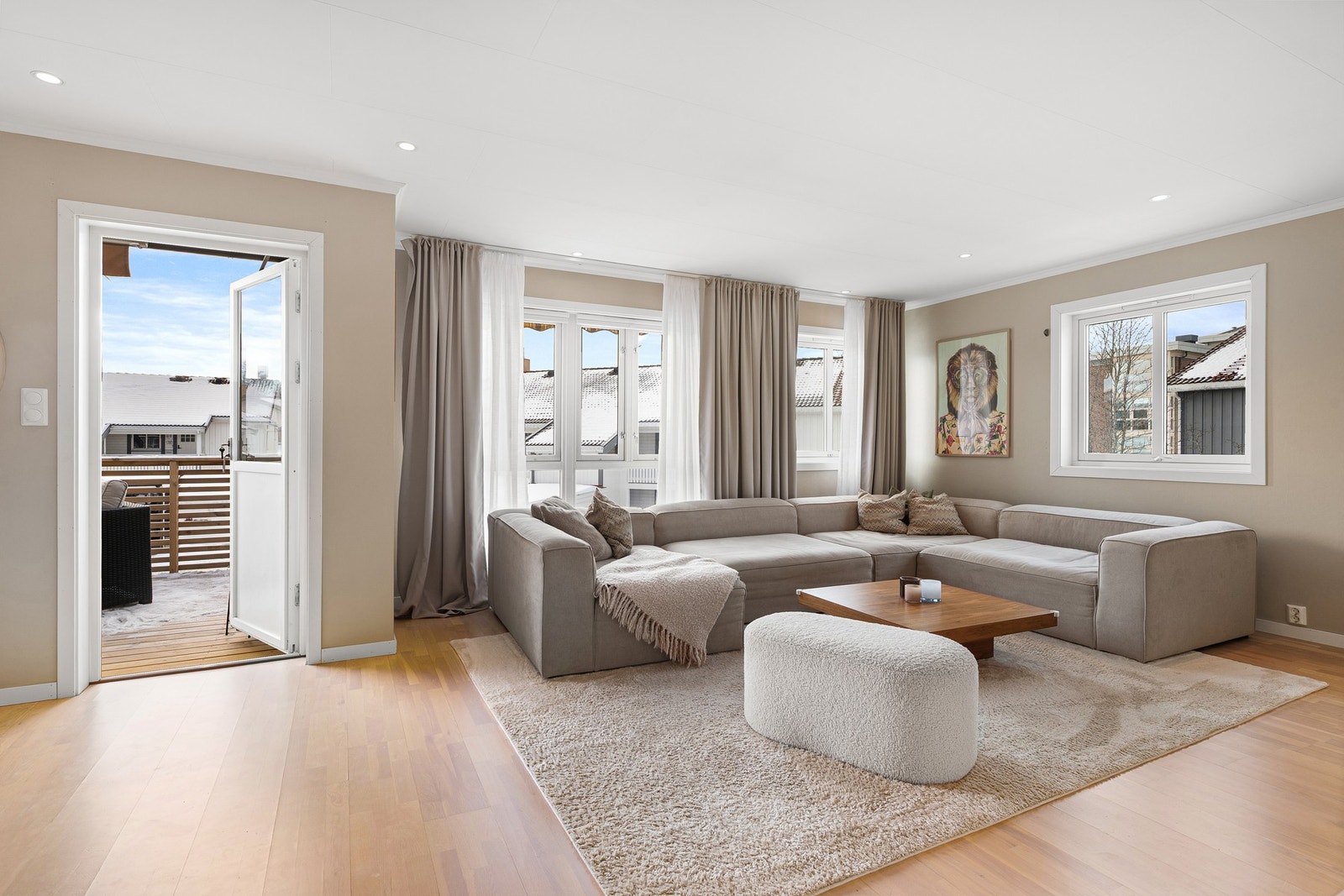 Leiligheten ligger i et veldrevet borettslag med god økonomi. Det ble skiftet to vindu på stue i 2025. Galleribilde