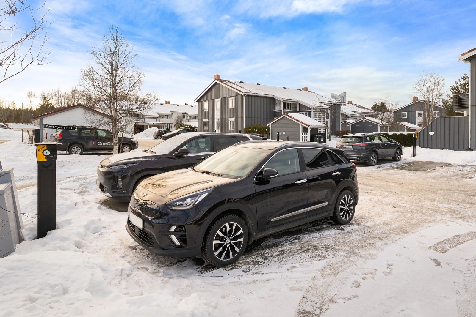 Fast p-plass med mulighet for elbillader. Galleribilde