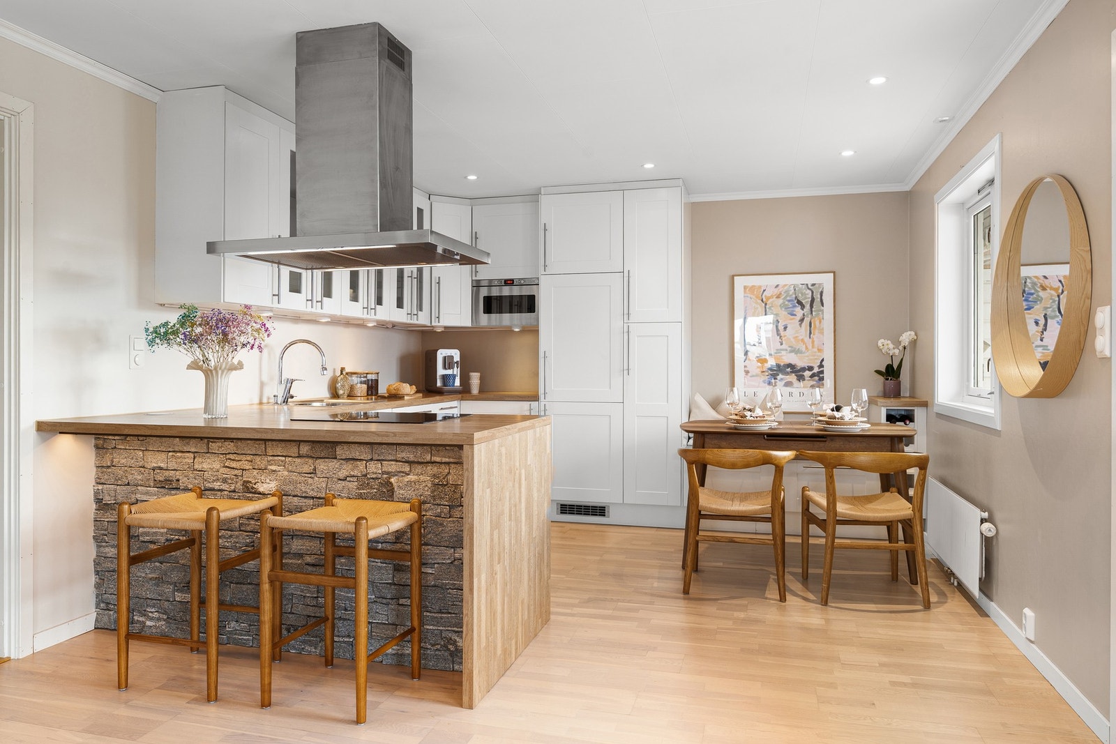 Åpen stue/kjøkkenløsning med praktisk halvøy for mer benkeplass. Galleribilde