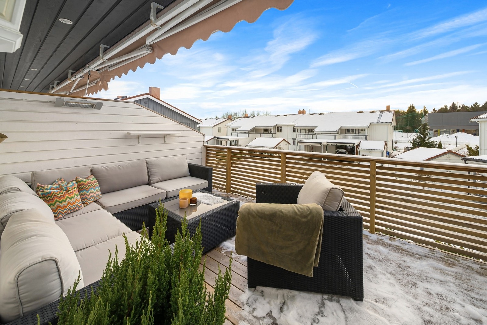 Fra stua har man utgang til en stor balkong med gode solforhold. Galleribilde