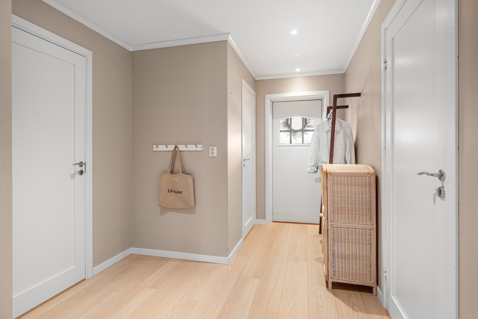 Det ble lagt varmefolie og nytt gulv i gang i 2025. Galleribilde