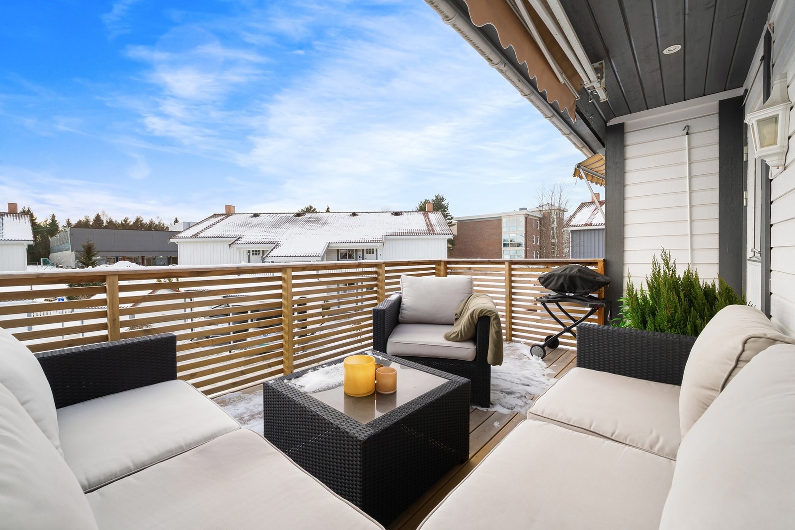 Balkongen ble oppgradert med nye terrassebord og rekkverk i 2024. Galleribilde