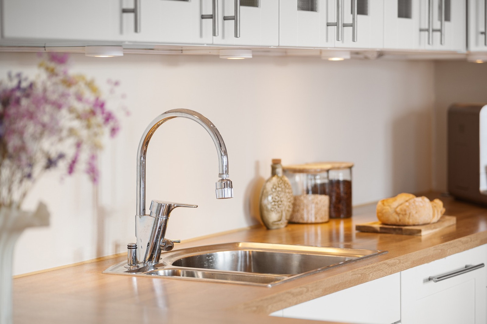 Det er integrert platetopp, stekeovn, mikrobølgeovn, oppvaskmaskin og kjøl/fryseskap. Galleribilde