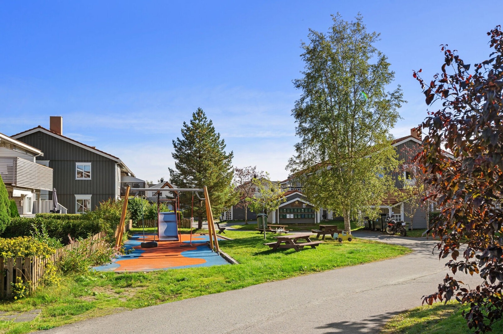Barnevennlig plassering med lekeplass like utenfor døren. Galleribilde