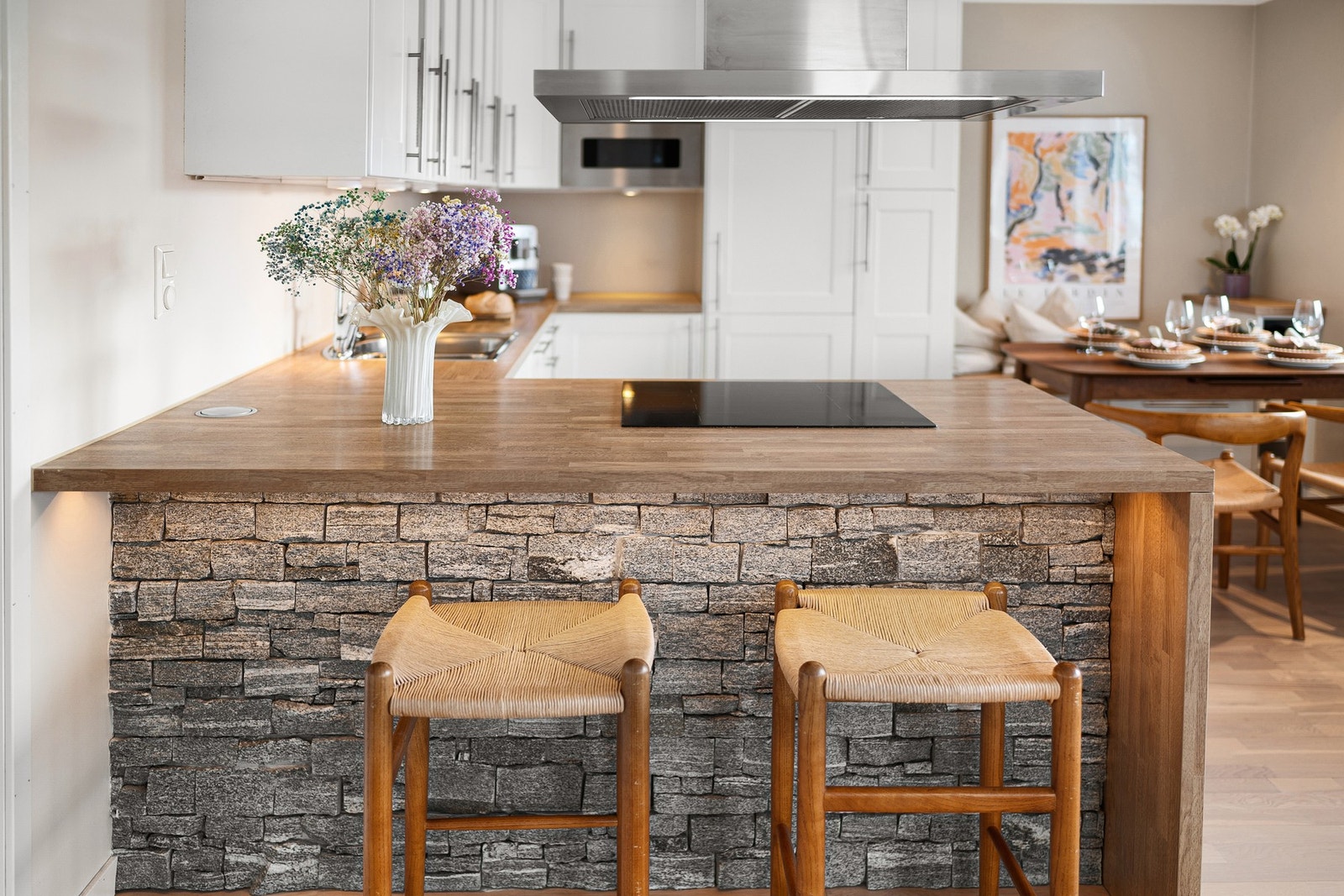 Kabel-TV/Bredbånd, kommunale avgifter, husforsikring, snørydding og strøing er inkludert i felleskostnadene. Galleribilde