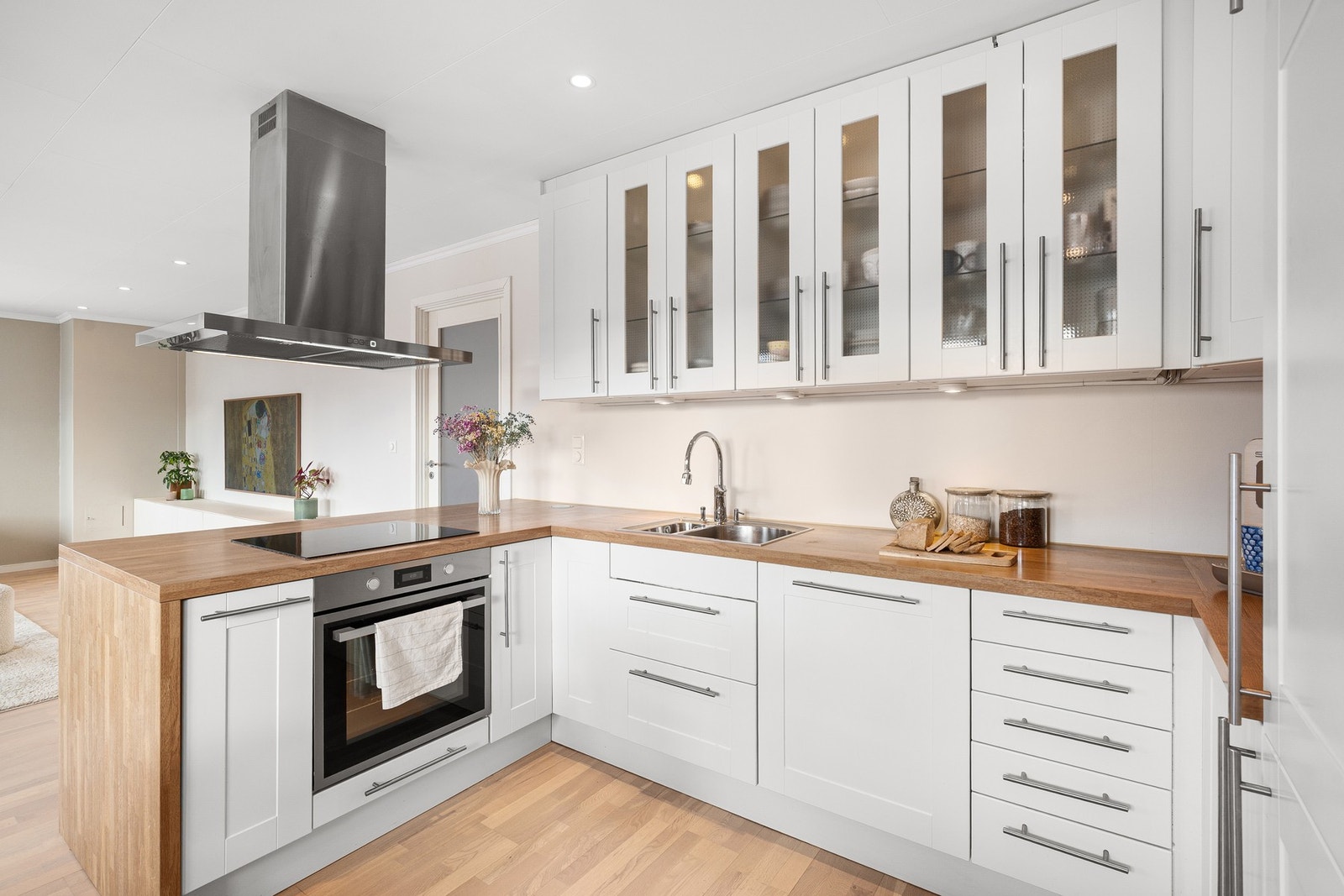 Lekkert og innbydende kjøkken fra 2013. Kjøkkenet har fått TG1 av takstmann. Galleribilde