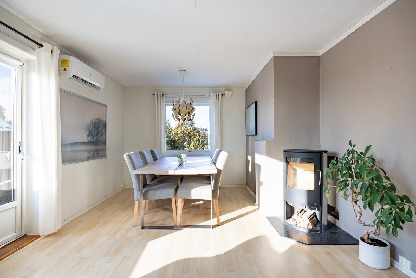 En vedovn bidrar til både ekstra varme og hygge på kjølige dager. Galleribilde