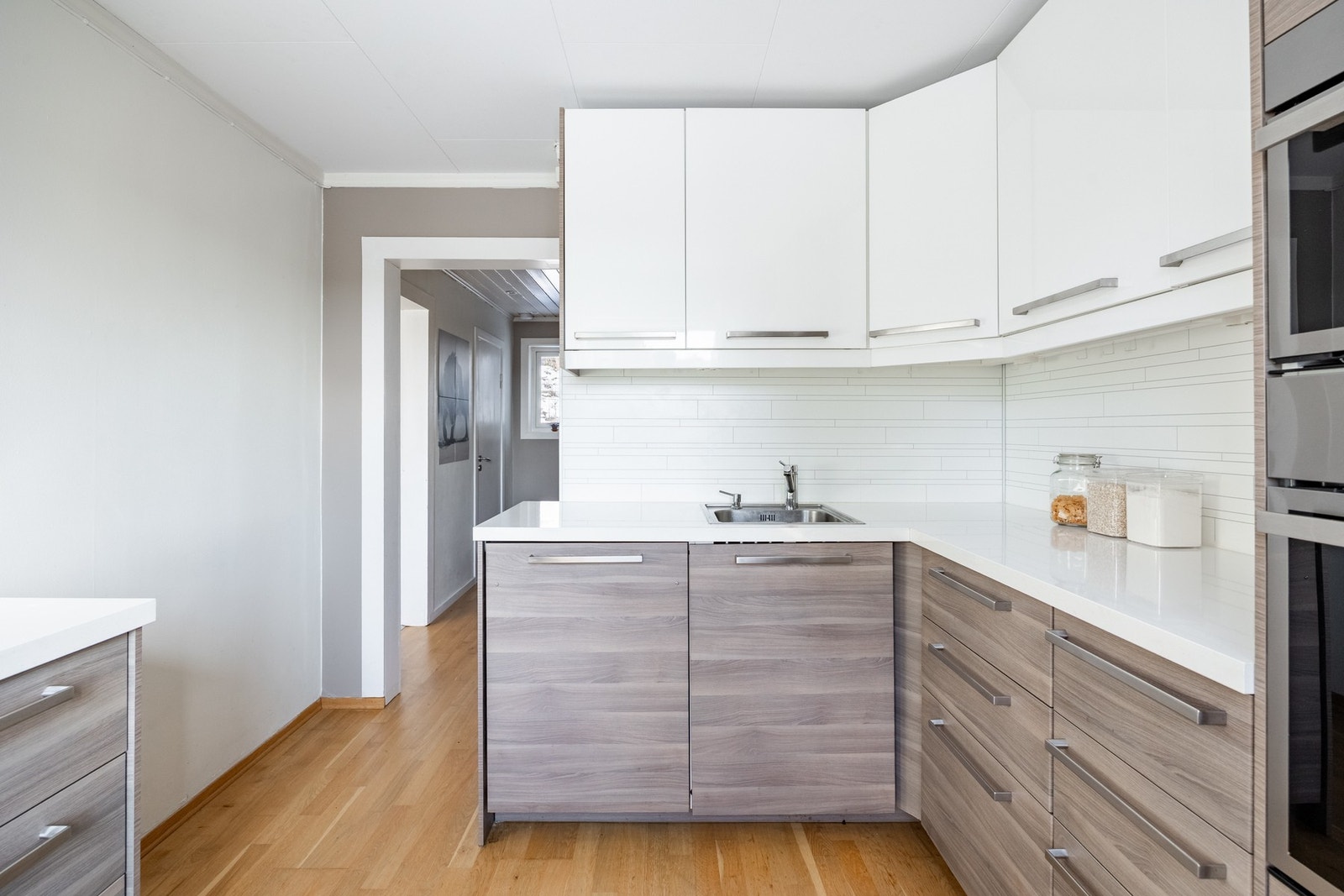 Det er rikelig med oppbevaringsplass i både skap og skuffer. Galleribilde