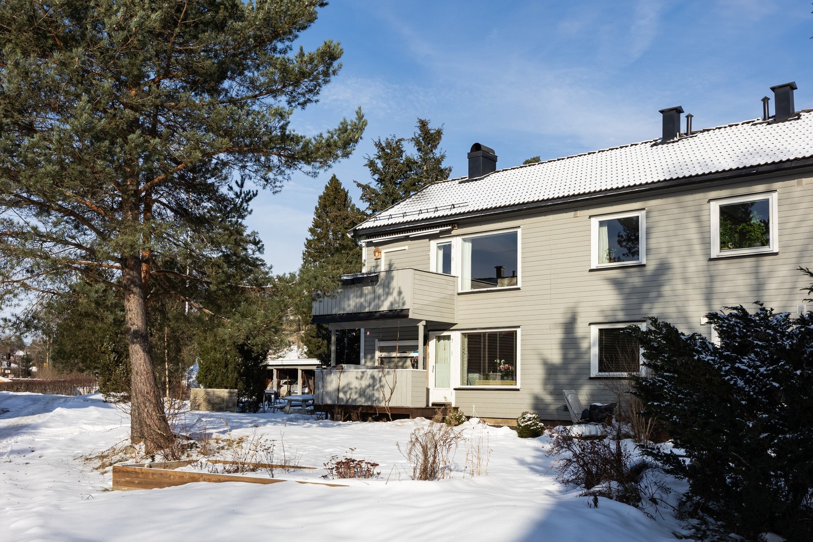 Ellers sameiets tomt opparbeidet med plen, noe beplantning, kjørevei og gårdsplass. Galleribilde