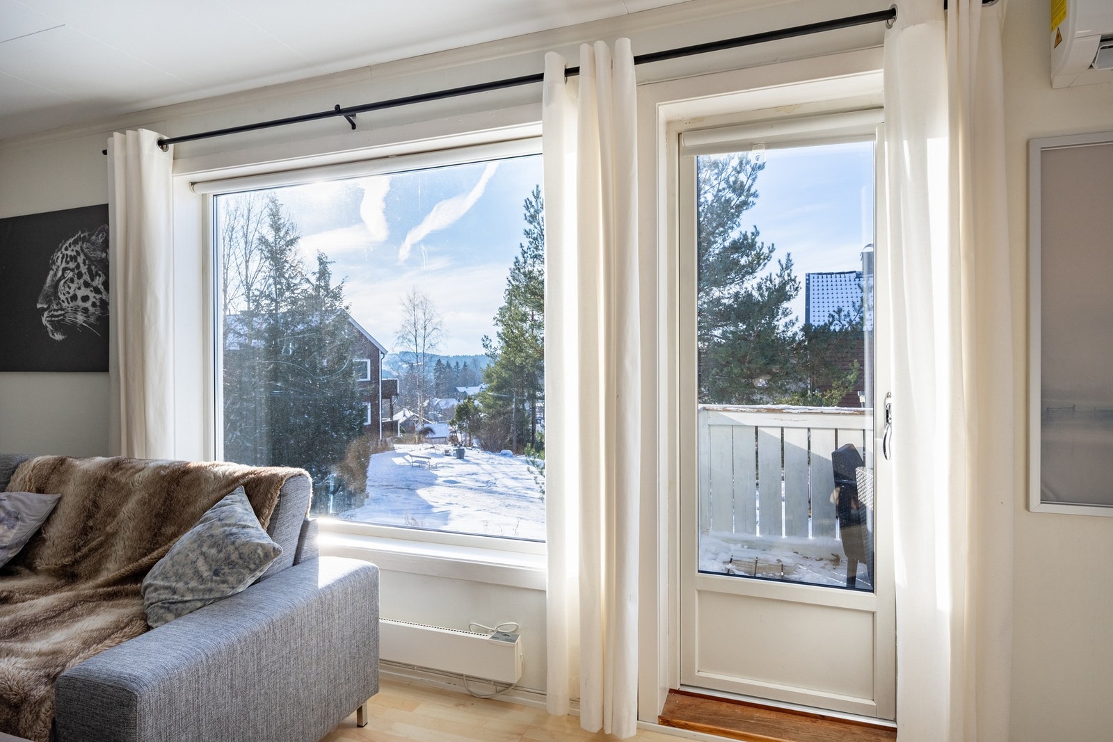 Fra stuen er det utgang til en solrik balkong på ca. 7 kvm. Galleribilde