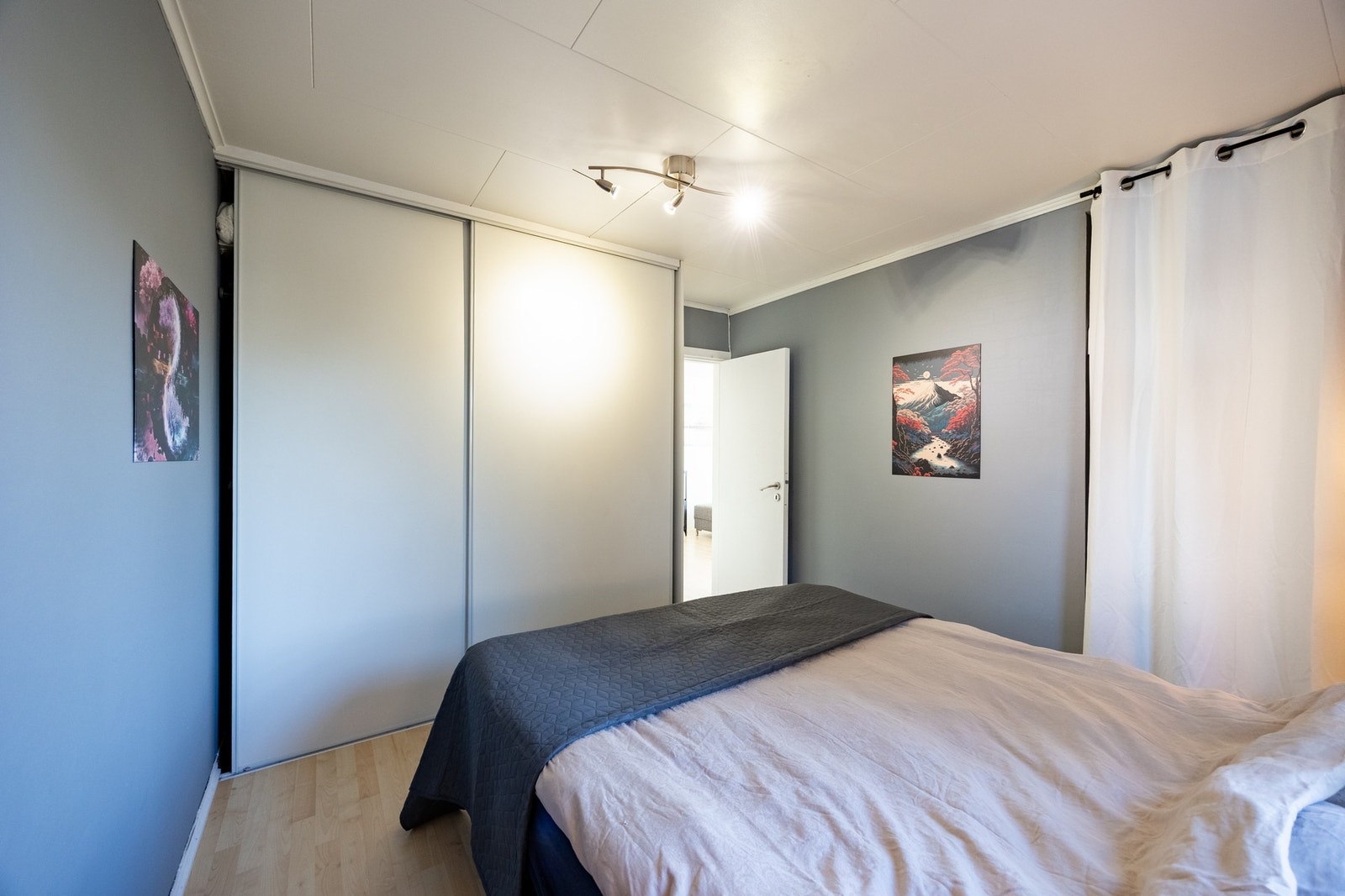 Hovedsoverommet er romlig med god plass til dobbeltseng og nattbord, og rommet er innredet med en praktisk skyvedørsgarderobe. Galleribilde