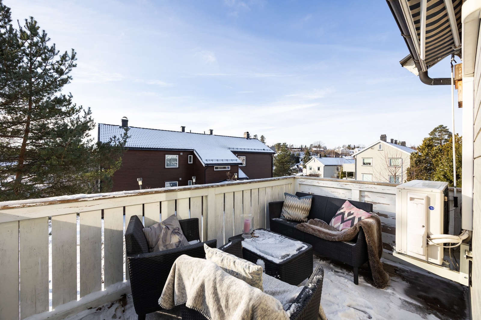 Fra stuen er det utgang til en solrik balkong på ca. 7 kvm. Galleribilde