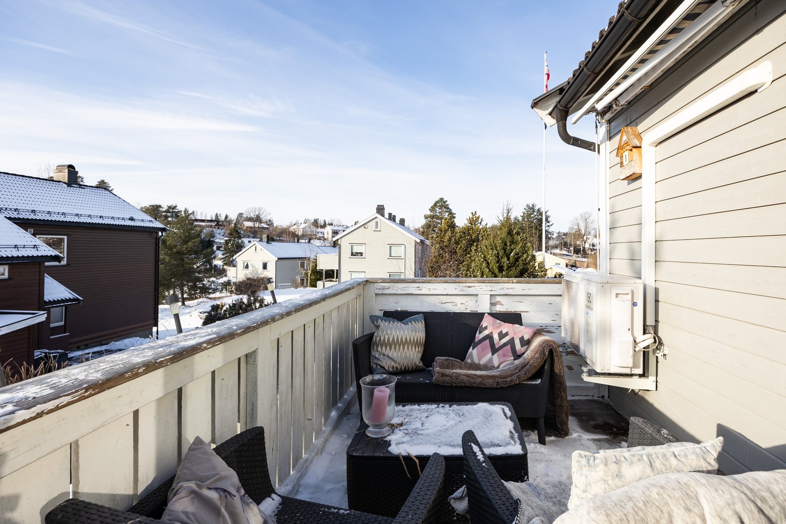 Fra balkongen har du flott utsikt utover nærområdet. Galleribilde