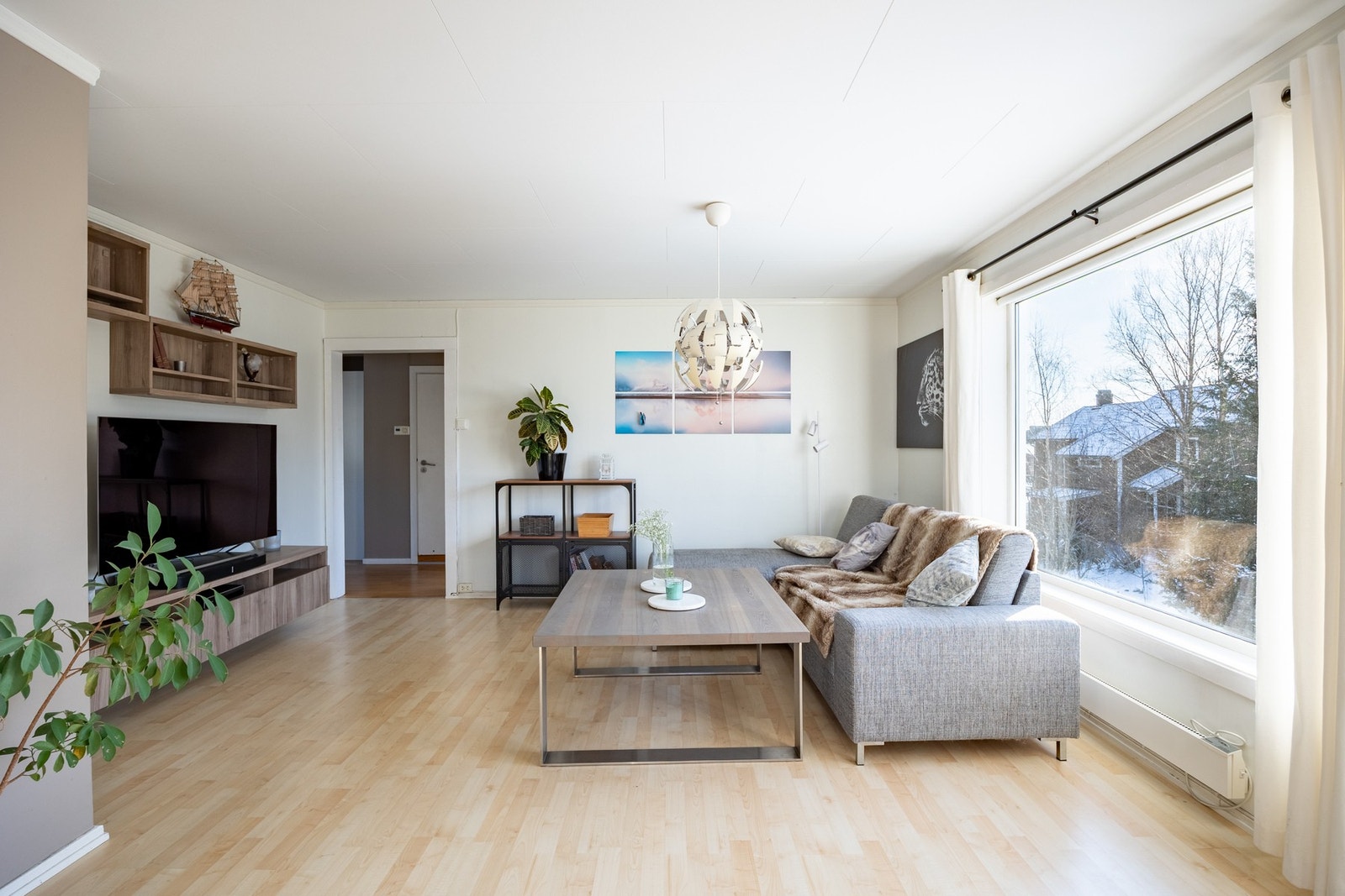 Stuen er lys og romslig med store vindusflater som gir rikelig med naturlig dagslys fra to kanter. Galleribilde