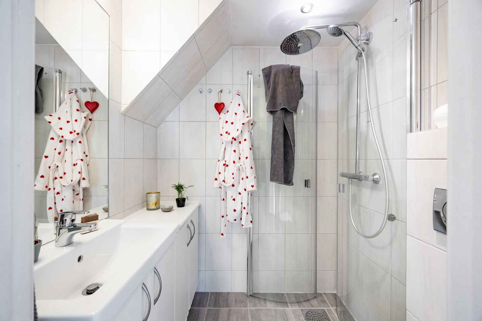 Badet har flislagte vegger- og gulv, varmekabler og downlights. Galleribilde