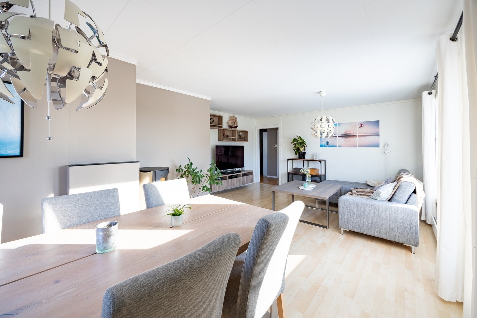 Det er gode møbleringsmuligheter med plass til både sofagruppe, TV-anlegg og spisebord i ulike soner. Galleribilde